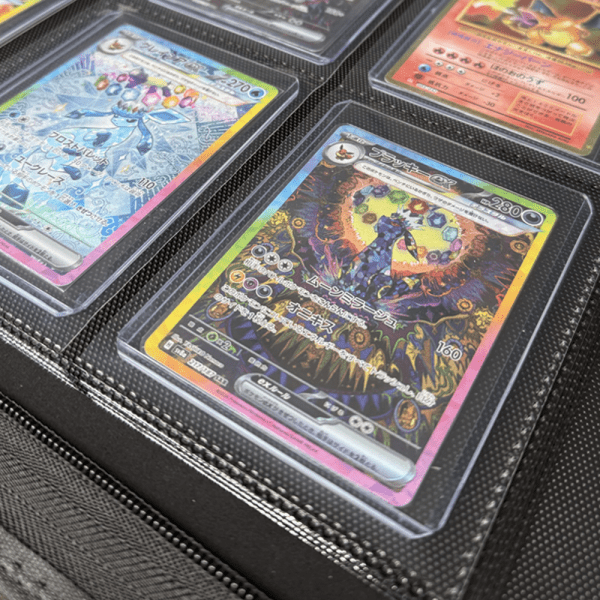 Archivador para toploader con cremallera para guardar cartas y cromos coleccionables. Diseño resistente, con logotipo en relieve y costuras reforzadas, ideal para proteger y organizar tu colección.