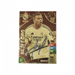 Tarjeta de colección Adrenalyn XL del jugador Mbappe. La tarjeta es de diseño dorado y tiene el texto "Balón de Oro". Muestra estadísticas y una firma en el centro.