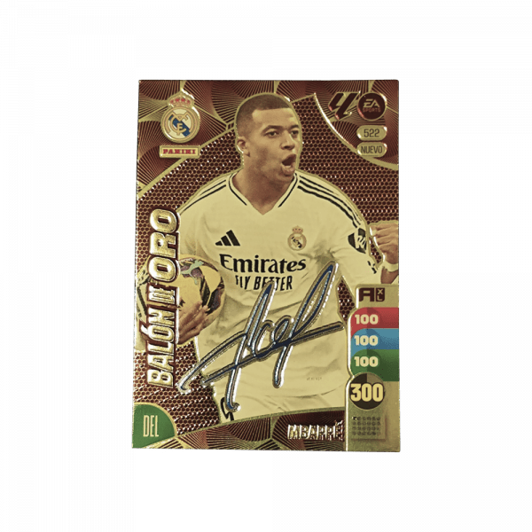 Tarjeta de colección Adrenalyn XL del jugador Mbappe. La tarjeta es de diseño dorado y tiene el texto "Balón de Oro". Muestra estadísticas y una firma en el centro.